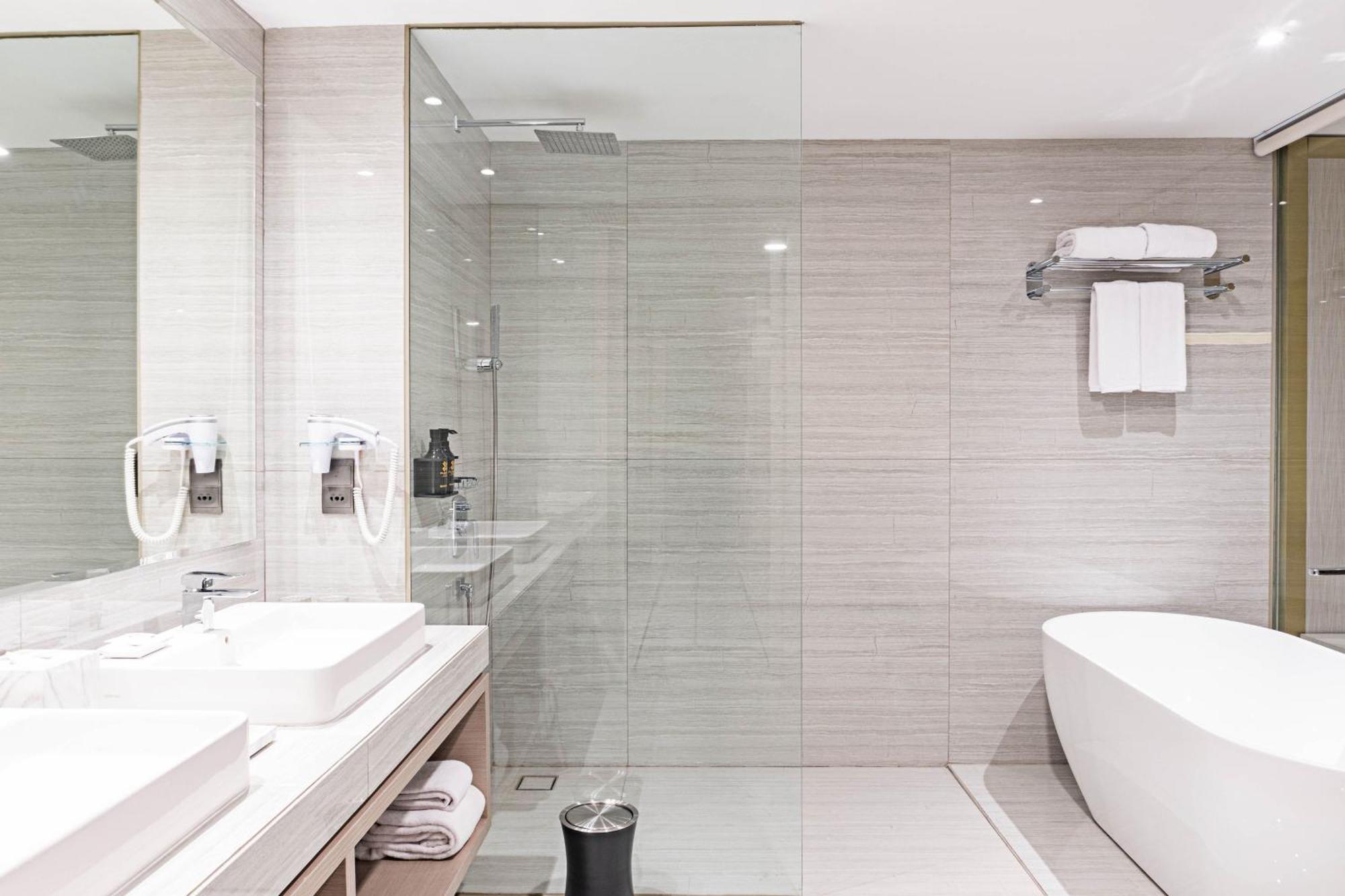 Platinum Hotel Tunjungan Surabaya Luaran gambar